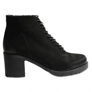 Жіночі черевики з нубука чорного кольору на натуральному хутрі