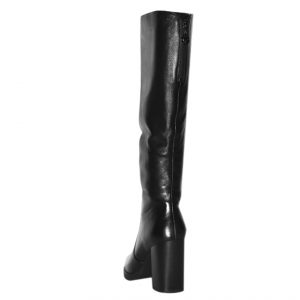 Класична модель жіночіх зимових шкіряних чобіт чорного кольору на натуральному хутрі