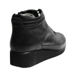 Жіночі комфортні шкіряні черевики чорного кольору на натуральному хутрі