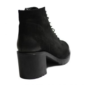 Жіночі черевики з нубука чорного кольору на натуральному хутрі
